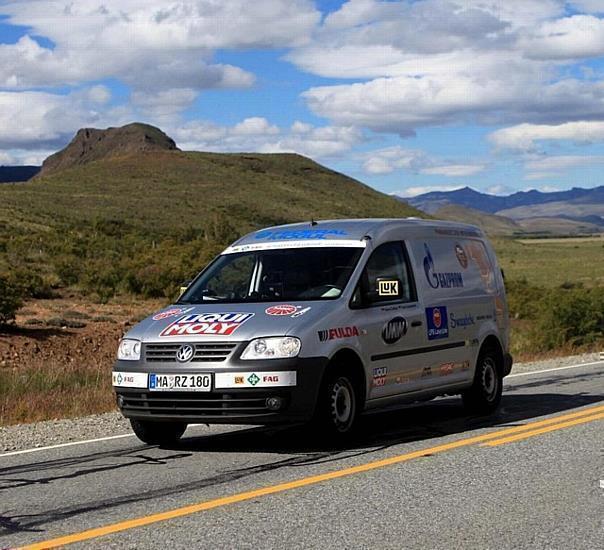 Das Zietlow-Team mit dem VW Caddy EcoFuel in Argentinien auf dem Weg nach Alaska. Foto: Zietlow/auto-reporter.net